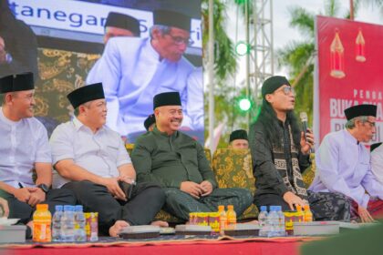 Momen berbuka puasa bersama yang diadakan oleh Bupati Kukar, Edi Damansyah, dan Gus Miftah. Foto: Dok Pemkab Kukar