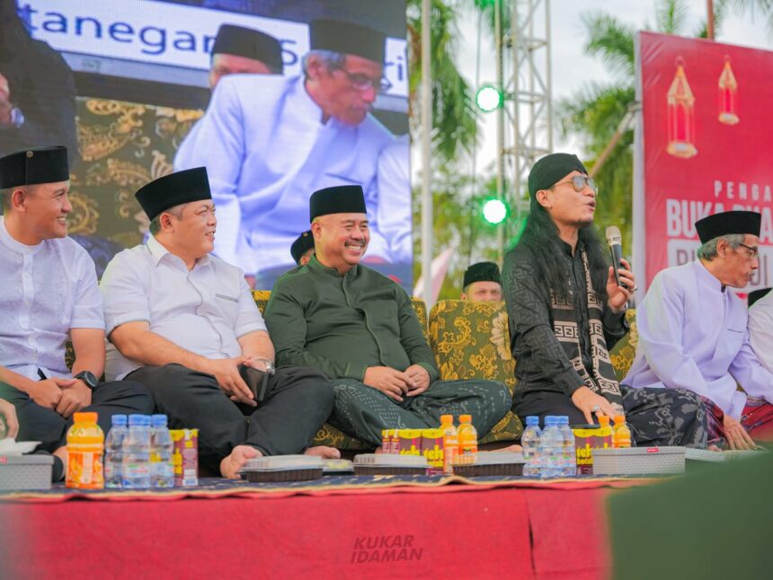 Momen berbuka puasa bersama yang diadakan oleh Bupati Kukar, Edi Damansyah, dan Gus Miftah. Foto: Dok Pemkab Kukar