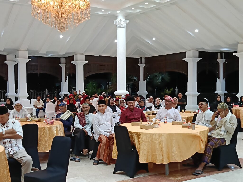 Kerapatan Pore Sempakat Keroan Kutai: Berbagi Kebahagiaan dan Kepedulian di Bulan Ramadan 2 Semangat kebersamaan, ‘Kerapatan Pore Sempakat Keroan Kutai’ menggelar acara buka puasa bersama yang dihadiri oleh Bupati Kutai Kartanegara (Kukar), Edi Damansyah, Sultan Kutai, serta anak-anak yatim piatu.