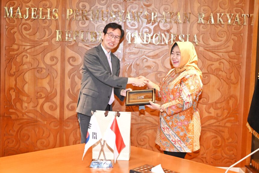 Pelaksana tugas (Plt) Sekretaris Jenderal MPR RI, Siti Fauziah, SE., MM menerima kunjungan Sekretaris Parlemen Korea Selatan.