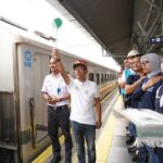 Menggunakan topi masinis, General Manager PLN Unit Induk Distribusi Jakarta, Lasiran melepas kereta api para peserta Mudik Asyik Bersama BUMN 2024 di Stasiun Pasar Senen (5/4).