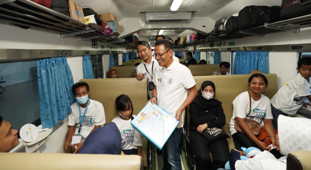 General Manager PLN Unit Induk Distribusi Jakarta menyapa para pemudik kereta api yang akan diberangkatkan melalui program Mudik Asyik Bersama BUMN 2024 (5/4).