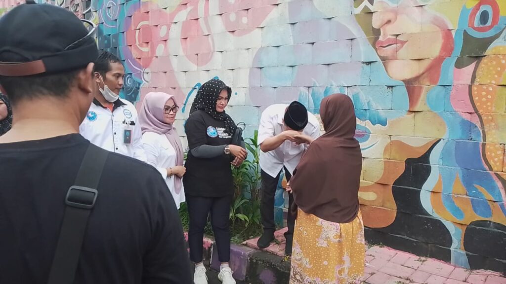 Ratusan warga Kota Tangerang hadiri buka puasa bersama (bukber) di bakti sosial santunan yang digelar Helmy Halim di Sport Center Perumahan Banjar Wijaya, Cipondoh, Jumat (5/4/24).