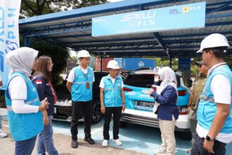 General Manager PLN UID Jakarta Raya, Lasiran dan Tim Inspektorat Jenderal Kementerian Energi dan Sumber Daya Mineral (ESDM) memastikan kesiapan SPKLU di _Rest Area_ Tol Ulujami-Serpong KM 7