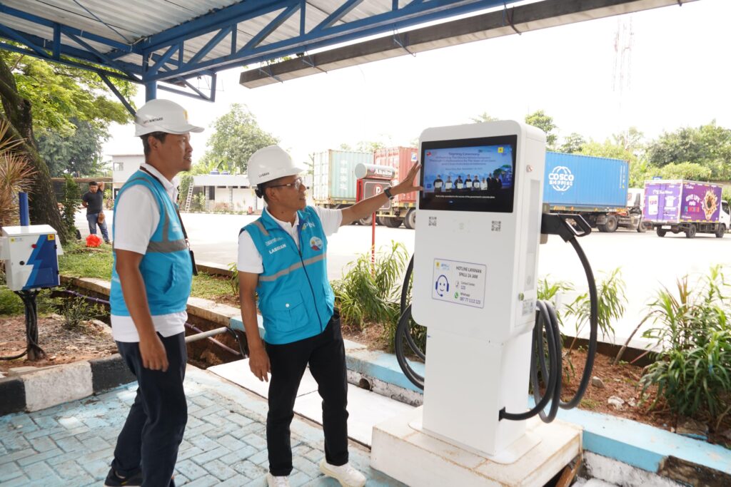 Pengecekan SPKLU di _Rest Area_ Tol Ulujami-Serpong KM 7 dilakukan oleh General Manager PLN UID Jakarta Raya, Lasiran (kanan) didampingi Manager PLN UP3 Bintaro, Hendar Prisnadianta (kiri) meliputi pengecekan fasilitas SPKLU dalam mendukung pemudik dengan kendaraan listrik