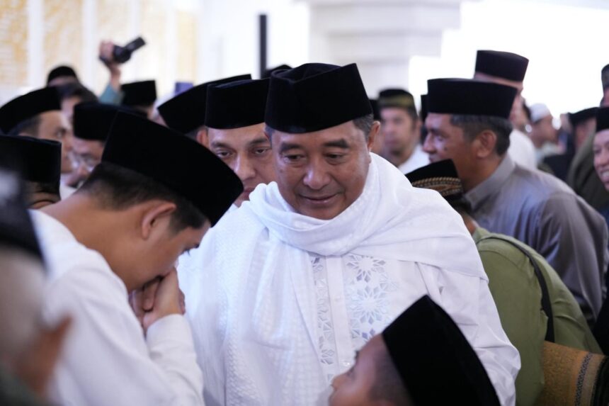 Dalam suasana yang penuh kegembiraan, Penjabat Gubernur Sulawesi Selatan (Sulsel), Bahtiar Baharuddin menyampaikan ucapan selamat hari raya Idulfitri kepada seluruh umat Islam dan masyarakat Indonesia.