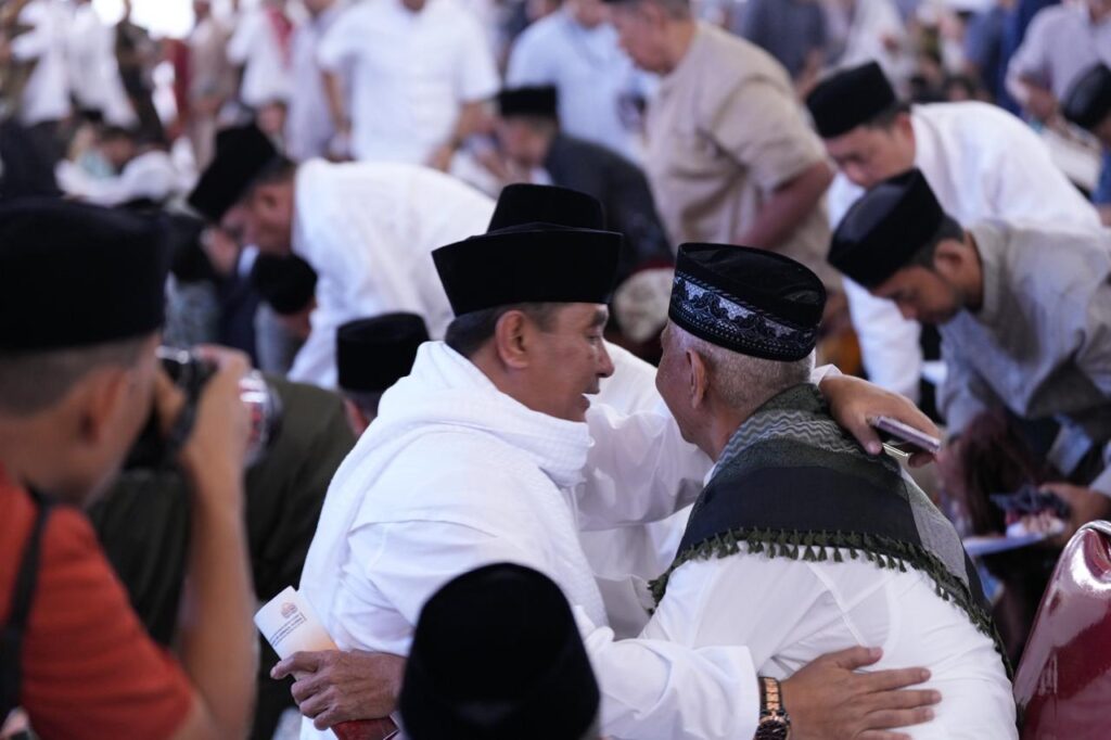 Dalam suasana yang penuh kegembiraan, Penjabat Gubernur Sulawesi Selatan (Sulsel), Bahtiar Baharuddin menyampaikan ucapan selamat hari raya Idulfitri kepada seluruh umat Islam dan masyarakat Indonesia.