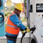 Petugas PLN membantu pengguna kendaraan listrik melakukan pengisian daya di SPKLU Rest Area Jalan Tol Trans Sumatera KM 20B. Foto: Dok PLN
