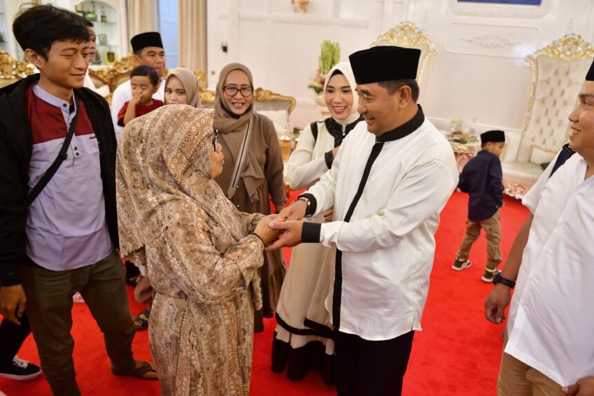 Ribuan warga terus berdatangan ke acara Open House Lebaran Idulfitri yang dilaksanakan Penjabat Gubernur Sulsel Bahtiar Baharuddin dan Penjabat Ketua TP PKK Sulsel Sofha Marwah Bahtiar, di Rumah Jabatan Gubernur, Rabu, 10 April 2024.