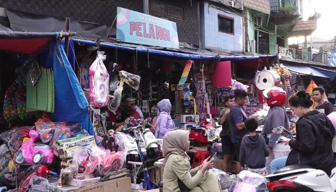 Suasana momen Hari Raya Idul Fitri 1445 Hijriah saat para pembeli menyerbu toko mainan untuk berburu mainan incarannya di Pasar Gembrong, Jatinegara, Jakarta Timur, pada Minggu (14/4). Foto: Joesvicar Iqbal/ipol.id