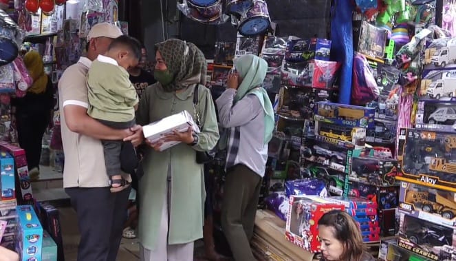 Suasana momen Hari Raya Idul Fitri 1445 Hijriah saat para pembeli menyerbu toko mainan untuk berburu mainan incarannya di Pasar Gembrong, Jatinegara, Jakarta Timur, pada Minggu (14/4). Foto: Joesvicar Iqbal/ipol.id