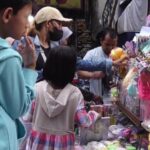 Suasana momen Hari Raya Idul Fitri 1445 Hijriah saat para pembeli menyerbu toko mainan untuk berburu mainan incarannya di Pasar Gembrong, Jatinegara, Jakarta Timur, pada Minggu (14/4). Foto: Joesvicar Iqbal/ipol.id