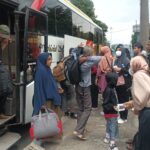 Suasana arus balik kedatangan bus Antar Kota Antar Provinsi (AKAP) yang membawa para pemudik tiba di Terminal Kampung Rambutan, Jakarta Timur, pada Minggu (14/4) siang. Foto: Joesvicar Iqbal/ipol.id