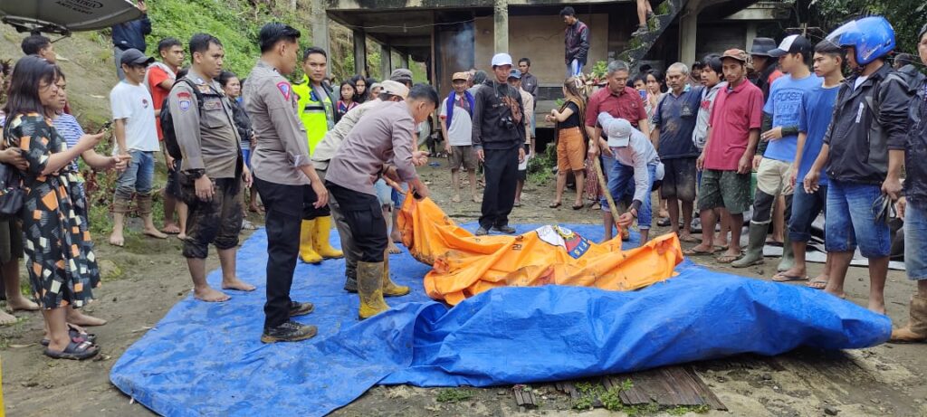 Penjabat Gubernur Sulsel, Bahtiar Baharuddin, menyampaikan duka cita mendalam atas bencana tanah longsor yang terjadi di Kabupaten Tana Toraja ini. Dilaporkan 18 meninggal dunia, dan dua orang masih proses pencarian.
