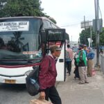 Arus balik, bus Antar Kota Antar Provinsi (AKAP) yang membawa para pemudik tiba di Terminal Kampung Rambutan, Jakarta Timur, pada Minggu (14/4). Foto: Joesvicar Iqbal/ipol.id