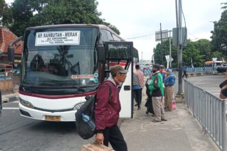 Arus balik, bus Antar Kota Antar Provinsi (AKAP) yang membawa para pemudik tiba di Terminal Kampung Rambutan, Jakarta Timur, pada Minggu (14/4). Foto: Joesvicar Iqbal/ipol.id