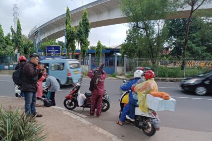 Suasana para pemudik melepas lelah di kawasan Kalimalang, Jakarta Timur, setelah menempuh perjalanan panjang dari kampung halaman, pada Minggu (14/4) sore. Foto: Joesvicar Iqbal/ipol.id