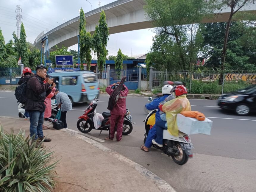 Suasana para pemudik melepas lelah di kawasan Kalimalang, Jakarta Timur, setelah menempuh perjalanan panjang dari kampung halaman, pada Minggu (14/4) sore. Foto: Joesvicar Iqbal/ipol.id