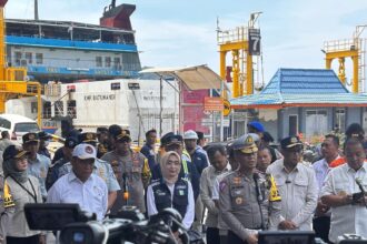 Menteri Koordinator Bidang Pembangunan Manusia Kebudayaan (Menko PMK) Muhadjir Effendy bersama dengan Menteri Perhubungan Budi Karya Sumadi kembali menggelar Rapat Koordinasi Lanjutan dan Tinjauan Lapangan Layanan Arus Balik Lebaran 2024 dari Pulau Sumatera ke Jawa di Pelabuhan Bakauheni, Lampung, Minggu (14/4).