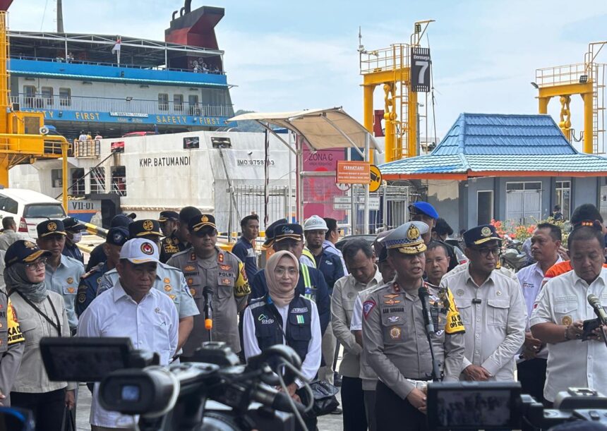 Menteri Koordinator Bidang Pembangunan Manusia Kebudayaan (Menko PMK) Muhadjir Effendy bersama dengan Menteri Perhubungan Budi Karya Sumadi kembali menggelar Rapat Koordinasi Lanjutan dan Tinjauan Lapangan Layanan Arus Balik Lebaran 2024 dari Pulau Sumatera ke Jawa di Pelabuhan Bakauheni, Lampung, Minggu (14/4).