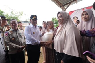 Dalam upaya tanggap bencana, Penjabat Gubernur Sulsel, Bahtiar Baharuddin, mengunjungi Lingkungan Suli Kota, Kelurahan Suli, Kecamatan Suli, Kabupaten Luwu, yang sering dilanda banjir.