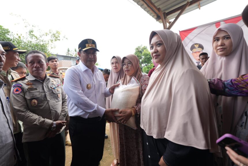 Dalam upaya tanggap bencana, Penjabat Gubernur Sulsel, Bahtiar Baharuddin, mengunjungi Lingkungan Suli Kota, Kelurahan Suli, Kecamatan Suli, Kabupaten Luwu, yang sering dilanda banjir.