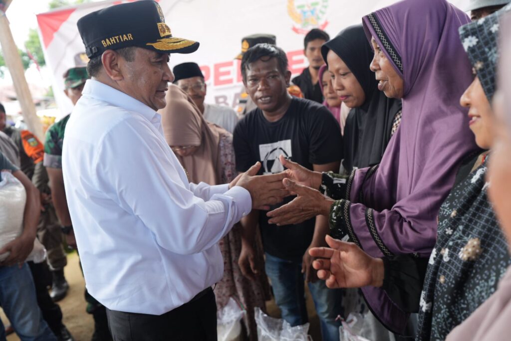 Dalam upaya tanggap bencana, Penjabat Gubernur Sulsel, Bahtiar Baharuddin, mengunjungi Lingkungan Suli Kota, Kelurahan Suli, Kecamatan Suli, Kabupaten Luwu, yang sering dilanda banjir.