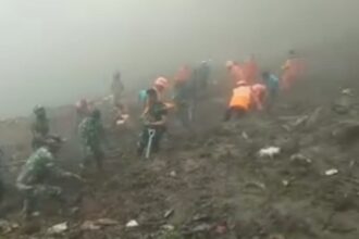 Pencarian korban longsor di Tana Toraja. Foto: IG, @lambe_turah (tangkap layar)