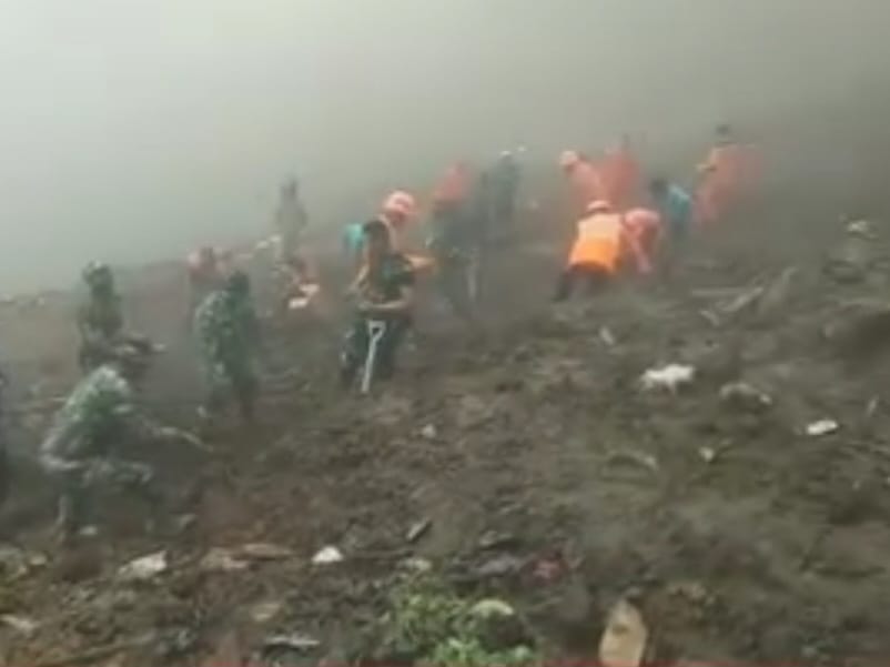 Pencarian korban longsor di Tana Toraja. Foto: IG, @lambe_turah (tangkap layar)