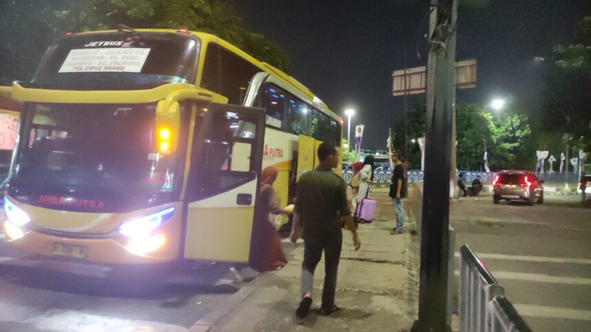 Suasana saat arus balik dan atau hari terakhir cuti bersama, para pemudik yang menumpang bus Antar Kota Antar Provinsi (AKAP) tiba di area kedatangan di Terminal Kampung Rambutan, Jakarta Timur, Senin (15/4). Foto: Joesvicar Iqbal/ipol.id