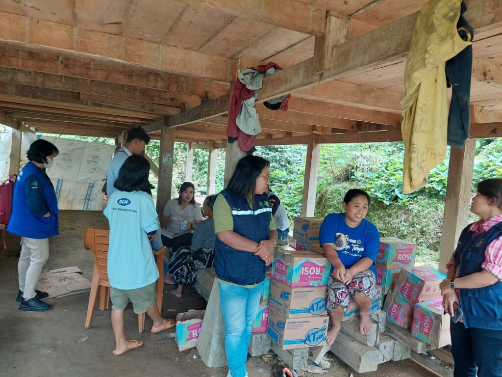 Dinas Kesehatan (Dinkes) Provinsi Sulawesi Selatan (Sulsel) telah mengirimkan bantuan bagi korban tanah longsor di Kabupaten Tana Toraja.