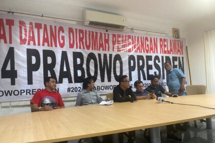 Ketua Tim Hukum Rumah Pemenangan Prabowo-Gibran, Agustin Lumban Gaol dan Ketua Rumah Pemenangan Prabowo Subianto-Gibran Rakabuming Raka, Immanuel Ebenezer serta relawan lainnya saat Konfrensi Pers kasus pencurian di rumah pemenangan di Jalan Imam Bonjol, No. 25, Menteng, Jakarta Pusat, Selasa (16/4). Foto: dok humas