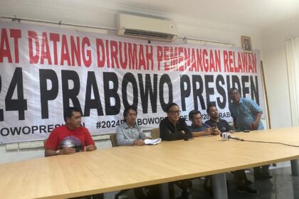 Ketua Rumah Pemenangan Prabowo Subianto-Gibran Rakabuming Raka, Immanuel Ebenezer dan relawan lainnya saat Konfrensi Pers terkait kasus pencurian di rumah pemenangan di Jalan Imam Bonjol No. 25, Menteng, Jakarta Pusat, Selasa (16/4). Foto: dok humas