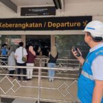 Petugas PLN siaga kelistrikan di Bandara Halim Perdanakusuma. Foto: Dok PLN