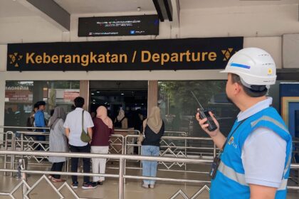 Petugas PLN siaga kelistrikan di Bandara Halim Perdanakusuma. Foto: Dok PLN