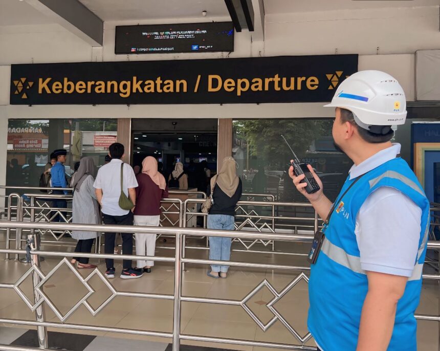 Petugas PLN siaga kelistrikan di Bandara Halim Perdanakusuma. Foto: Dok PLN