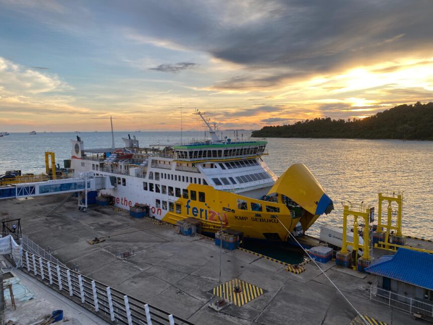 Direktur Utama PT ASDP Indonesia Ferry (Persero) Ira Puspadewi mengatakan, pada periode Hari Lebaran Rabu (10/4) atau H hingga Minggu (14/4) atau H+3 data kami mencatat bahwa hanya terdapat sekitar 1.800 atau 1,8 persen pengguna jasa yang datang ke pelabuhan dengan kondisi tanpa tiket pada hari kedatangan untuk menyeberang. Foto/asdp