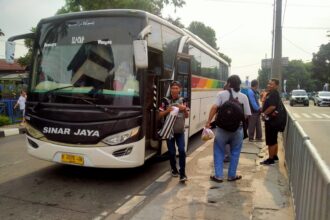 Para penumpang bus Antar Kota Antar Provinsi (AKAP) tiba di area kedatangan di Terminal Kampung Rambutan, Jakarta Timur, pada Rabu (17/4) siang. Foto: Joesvicar Iqbal/ipol.id
