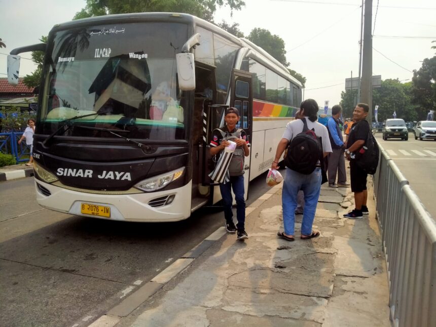 Para penumpang bus Antar Kota Antar Provinsi (AKAP) tiba di area kedatangan di Terminal Kampung Rambutan, Jakarta Timur, pada Rabu (17/4) siang. Foto: Joesvicar Iqbal/ipol.id