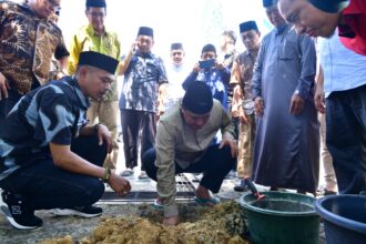 Pj Gubernur Sulsel Lakukan Peletakan Batu Pertama Pembangunan Menara Masjid Nurul Ilmi Himal SMPPSMADAGA Bone