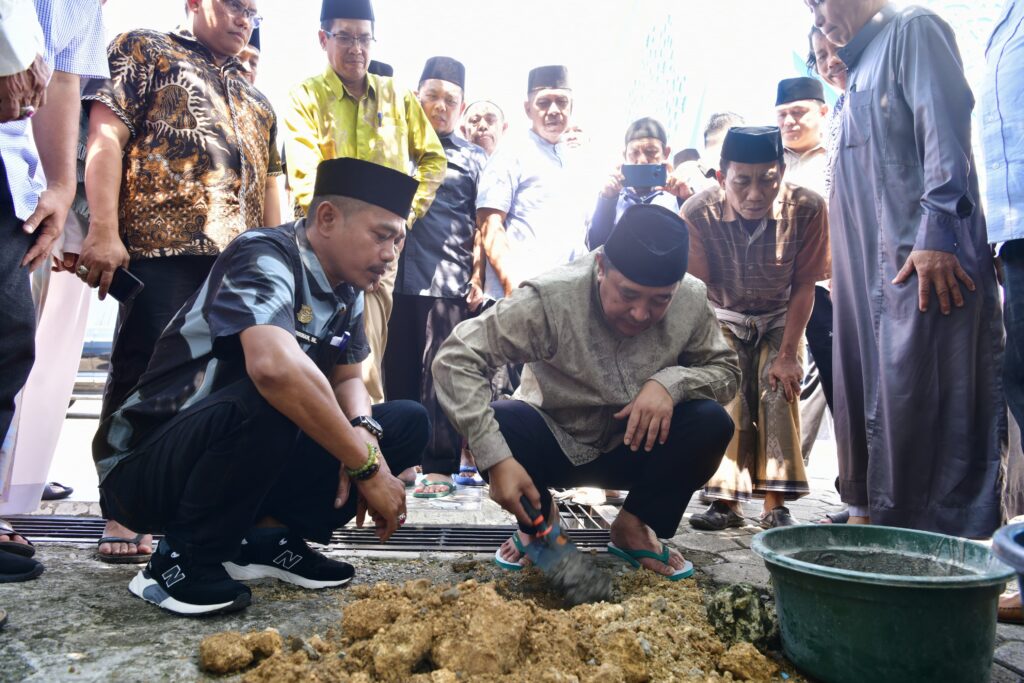 Pj Gubernur Sulsel Lakukan Peletakan Batu Pertama Pembangunan Menara Masjid Nurul Ilmi Himal SMPPSMADAGA Bone