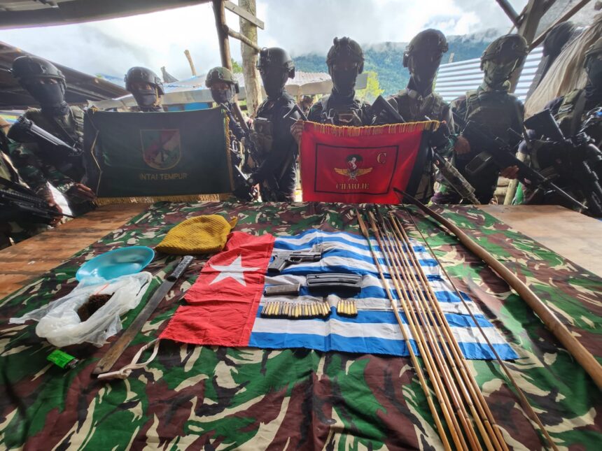 KOOPS TNI HABEMA saat menyita beberapa materiel milik Organisasi Papua Merdeka (OPM) pimpinan Egianus Kogoya. Foto: Penerangan KOOPS TNI HABEMA