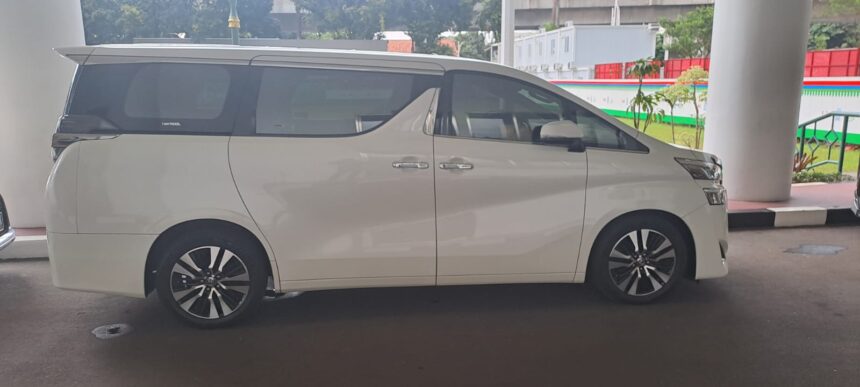Penampakan mobil mewah milik artis Sandra Dewi, Harvey Moeis yang kembali disita oleh penyidik pidana khusus Kejaksaan Agung. Foto: Puspenkum