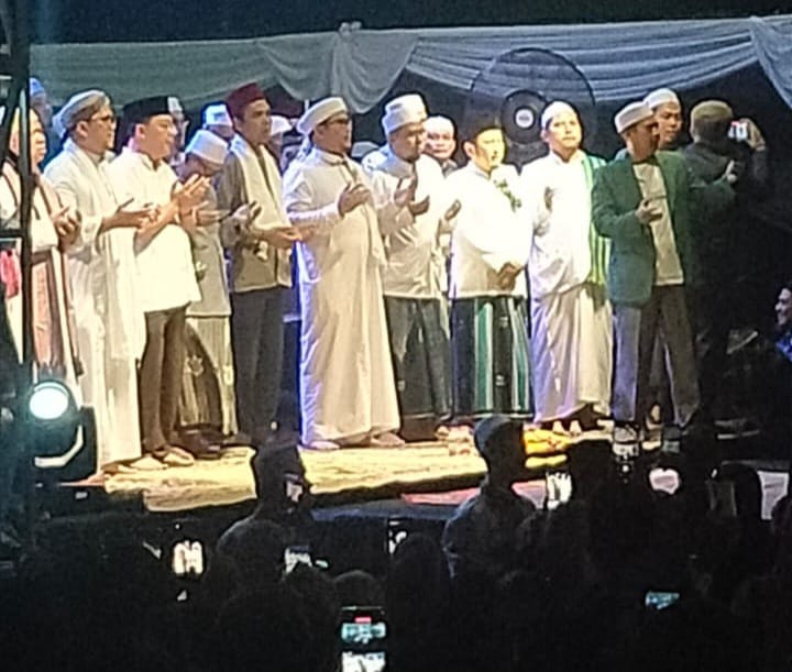 Acara Milad Akbar Lembaga Dakwah Manhajus Sholihin Ibnu Joban ke-9 dan halal bihalal bersama masyarakat di Stadion Purnawarwan, Purwakarta, Jawa Barat, Jumat (19/4) malam, dihadiri Ustad Abdul Somad, Pimpinan Manhajus Sholihin KH Syahid Joban, ulama serta tokoh masyarakat. Foto: Ist