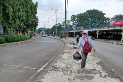 Para pemudik pendatang baru yang tiba melalui Terminal Kampung Rambutan di Jakarta Timur dapat segera melapor kepada petugas lingkungan RT/RW setempat untuk update pendataan warga Jakarta. Foto: Joesvicar/ipol.id