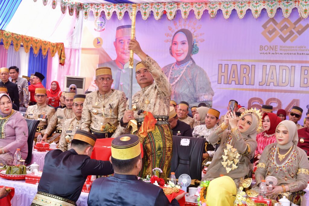 Penjabat Gubernur Sulsel Bahtiar Baharuddin bersama Kapolda Sulsel Andi Rian R Djajadi menghadiri prosesi Mattompang Arajang, yang merupakan rangkaian Peringatan Hari Jadi Bone ke 694 tahun, di Halaman Rumah Jabatan Bupati Bone, Sabtu, 20 April 2024. Humas Suksel