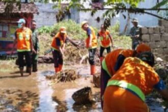 Petugas gabungan melakukan pembersihan material luapan lahar dingin Gunung Semeru di Kabupaten Lumajang, Jawa Timur, Jumat (19/4). Foto: Ist