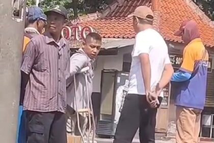 Suasana saat penyandang disabilitas mengenakan tongkat siku terlibat cekcok dengan pria diduga sopir taksi offline di Terminal Kampung Rambutan, Jakarta Timur pada Sabtu (20/4). Foto: Tangkapan layar youtube