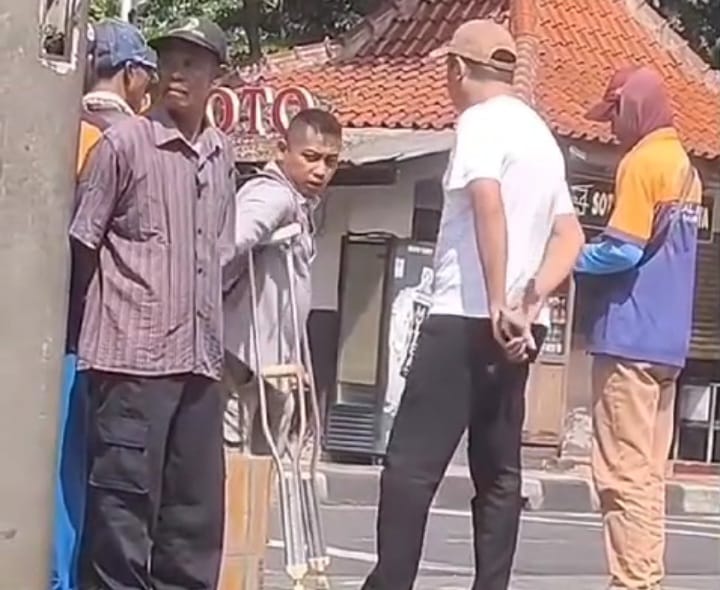 Suasana saat penyandang disabilitas mengenakan tongkat siku terlibat cekcok dengan pria diduga sopir taksi offline di Terminal Kampung Rambutan, Jakarta Timur pada Sabtu (20/4). Foto: Tangkapan layar youtube