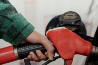 Ilustrasi BBM yang diprediksi bakal alami kenaikan dampak perang Iran dan Israel.(Foto freepik)